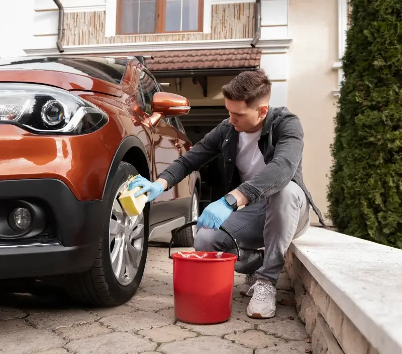 Lavage auto à domicile Ramouzens : professionnel intervenant sur un véhicule